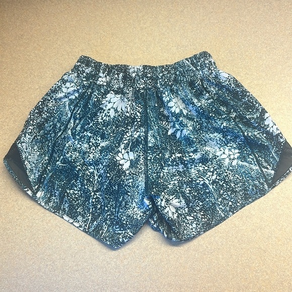 Lululemon Hotty Hot Short ll *Long 4” Wildwood White
Multi / Nocturnal Teal - Picture 6 of 13